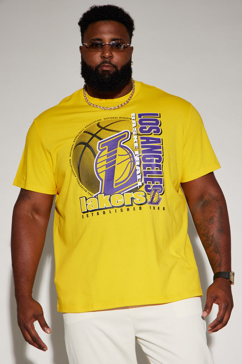 Men's Lakers Pick and Roll Short Sleeve Tee Shirt Print in Black Size Small by Fashion Nova