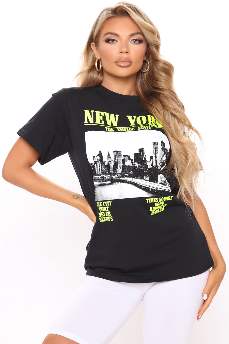 Women's New York Never Sleeps T-Shirt Print in Black Size XL by Fashion Nova