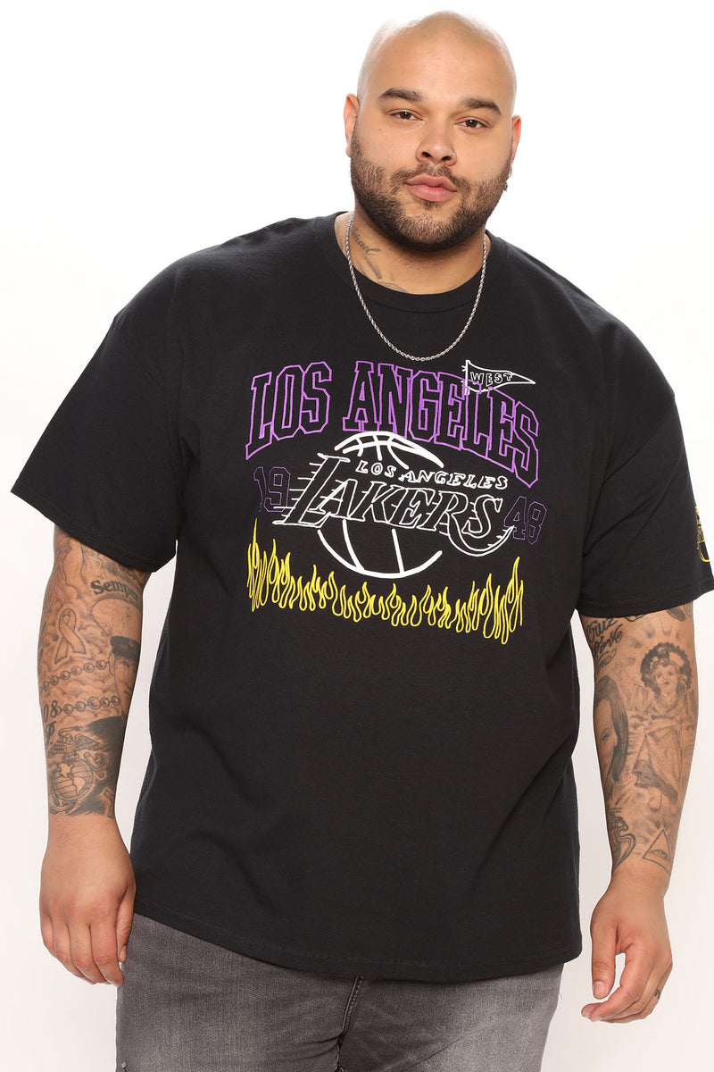 Men's Lakers Pick and Roll Short Sleeve Tee Shirt Print in Black Size Small by Fashion Nova