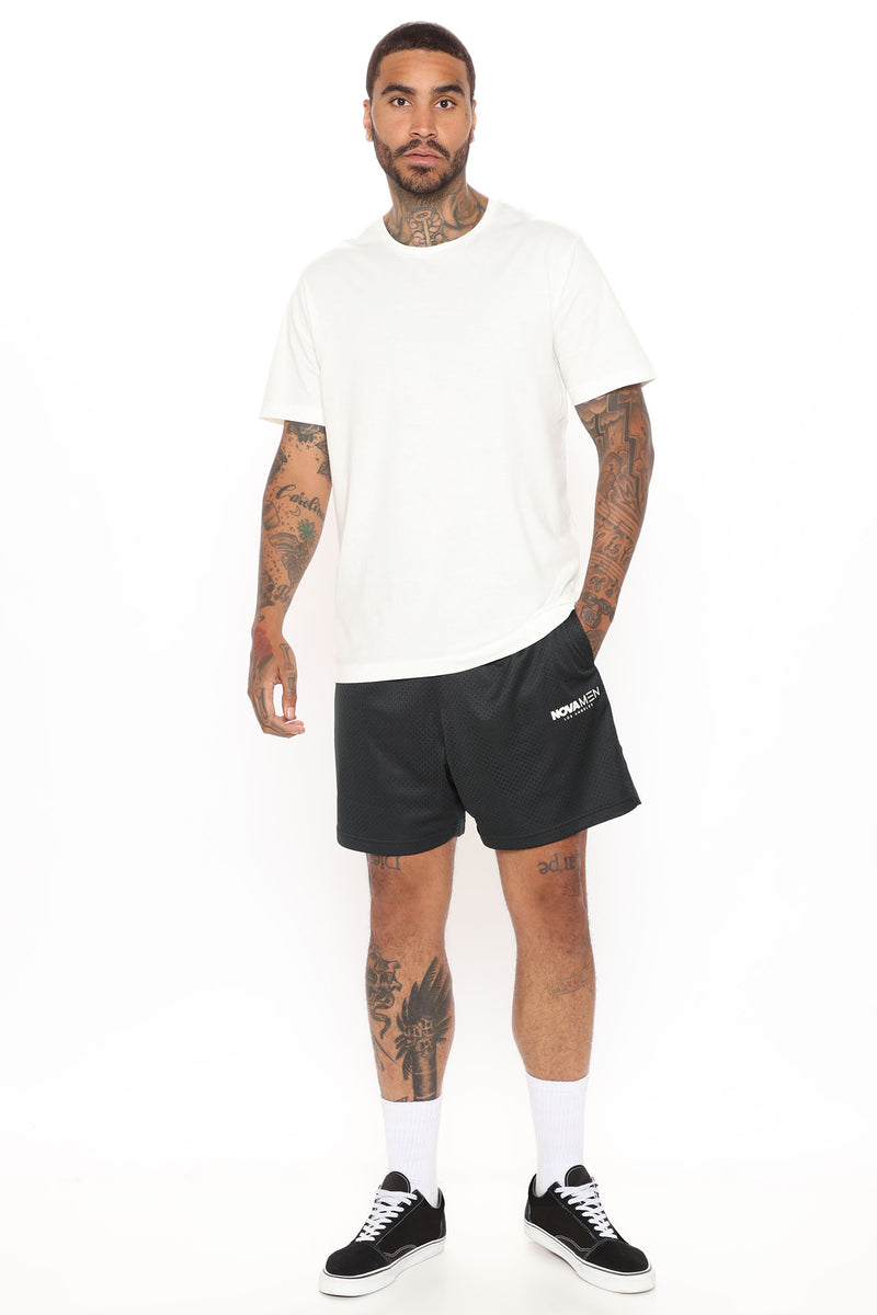 Men's Bulls Behind The Back Mesh Shorts in Black Size Small by Fashion Nova