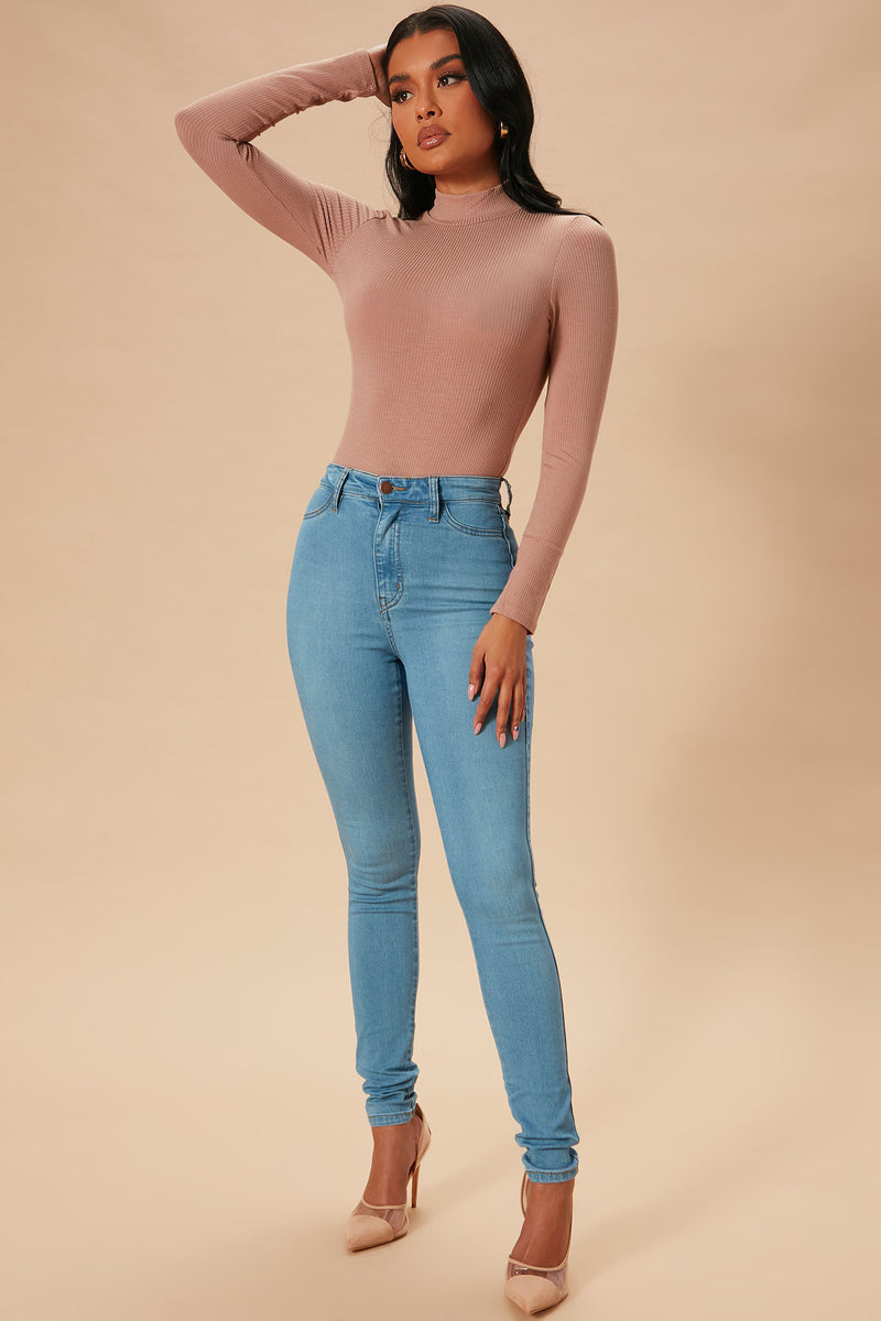 Womens Summer Sky High Waist Slim Straight Leg Jeans in Medium Wash Size 11  by Fashion Nova