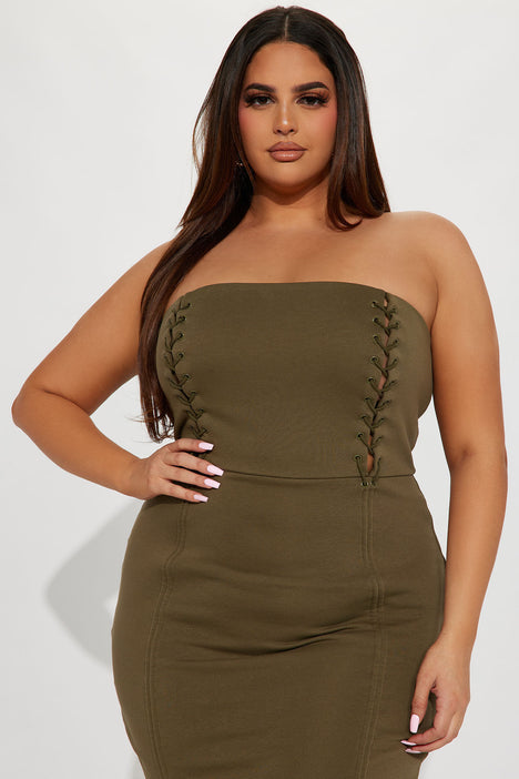 Bombshell 💣 Strapless Dress for Curves, Video published by LivbyViv