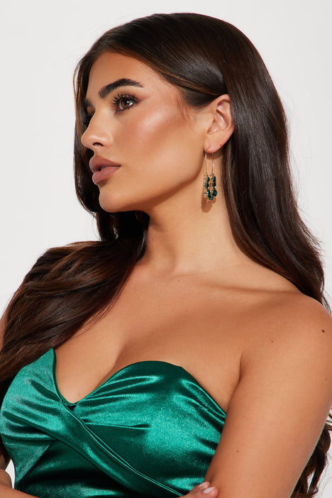 https://www.fashionnova.com/cdn/shop/files/09-08-23Studio5_CC_DB_11-46-53_40_EH700078_GoldGreen_2079_ES_468x.jpg?v=1694737114