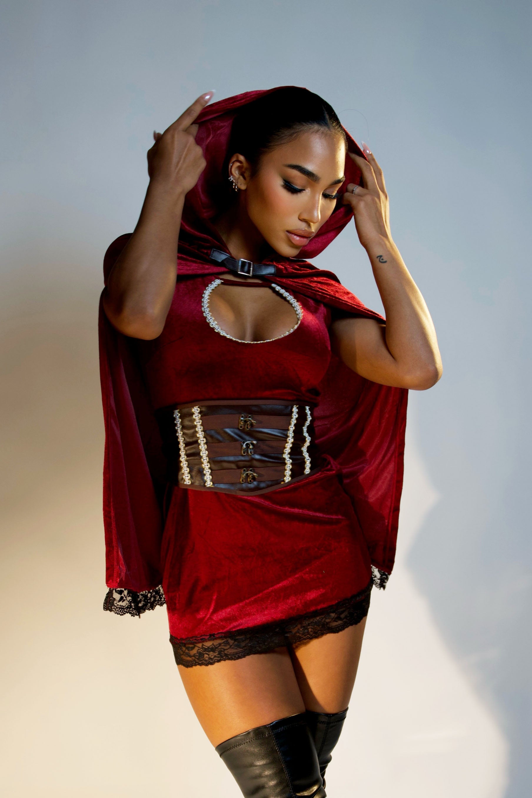 Sewa Kostum Red Riding Hood Woman 3