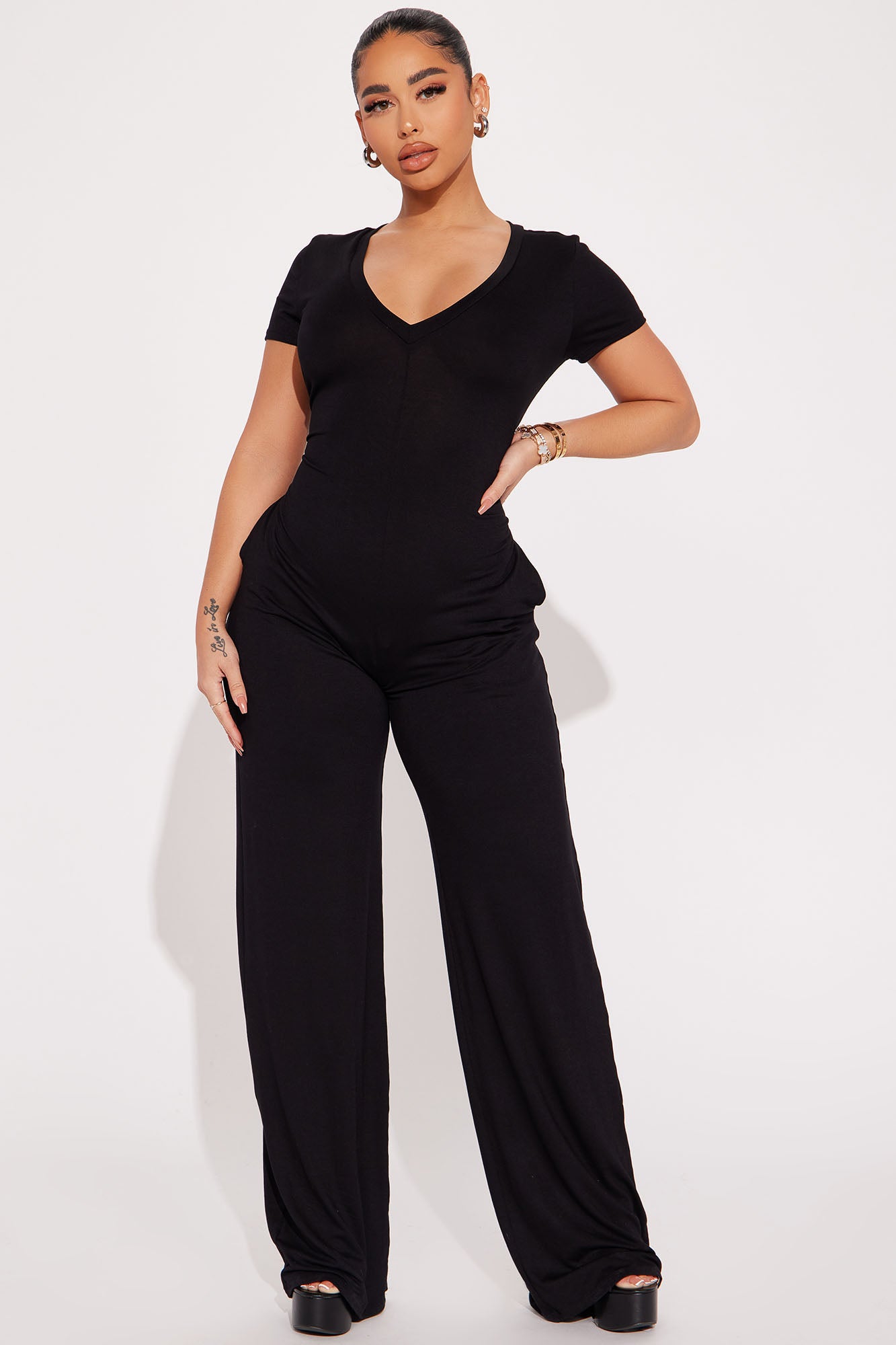 Black is so flattering & perfect for an everyday sleek look🖤 #oeakjum, jumpsuit