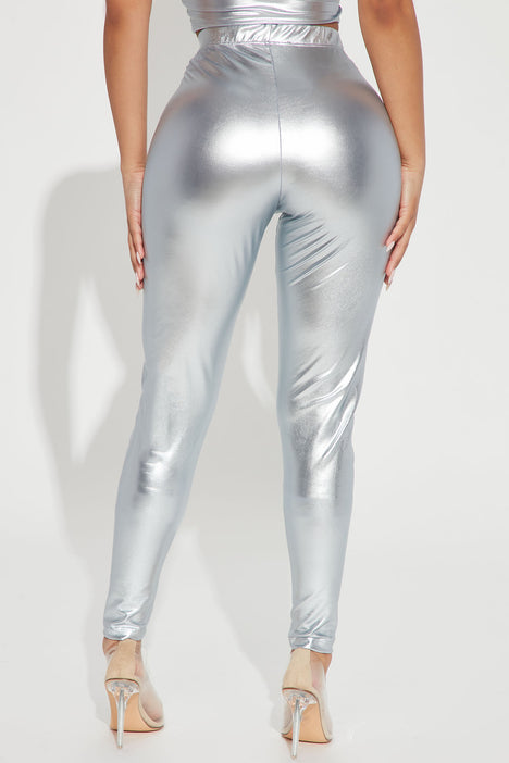 Monki Metallic Legging - Silver  Metallic leggings, Silver leggings,  Outfits with leggings