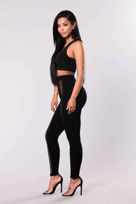 Fashion Nova has launched a pair of 'Show 'Em Off Leggings' which