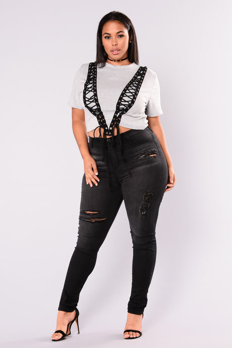 Fashion nova jeans outlet on skinny girl