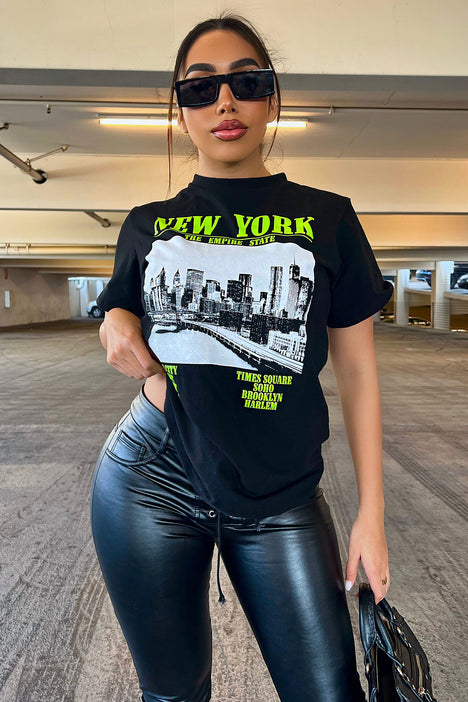 Women's New York Never Sleeps T-Shirt Print in Black Size XL by Fashion Nova